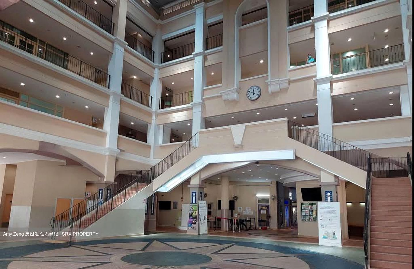 Elias Mall (D18), Retail #575777131